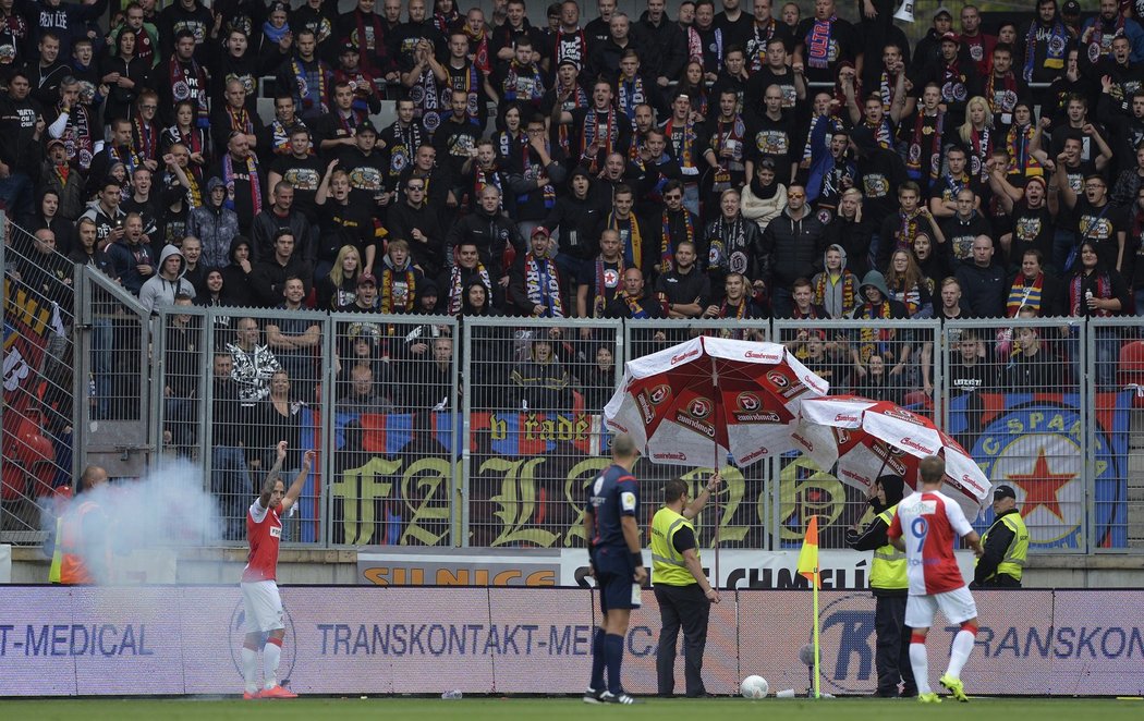 Fanoušci Sparty házeli na hřiště při derby na Slavii dělobuchy i světlice, hra se musela dokonce přerušit