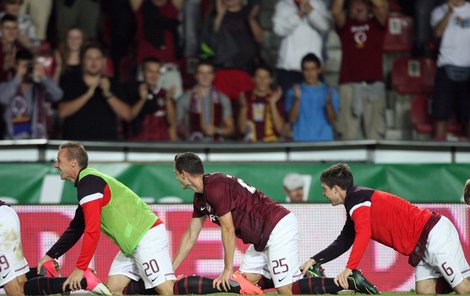 Fotbalisté - Rozjásaní sparťané se stali miláčky tribun.