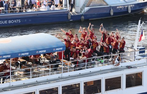 Fotbalisté Sparty vyrazili oslavovat na loď, se kterou brázdí Vltavu