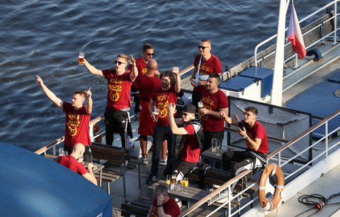 Fotbalisté Sparty vyrazili oslavovat na loď, se kterou brázdí Vltavu