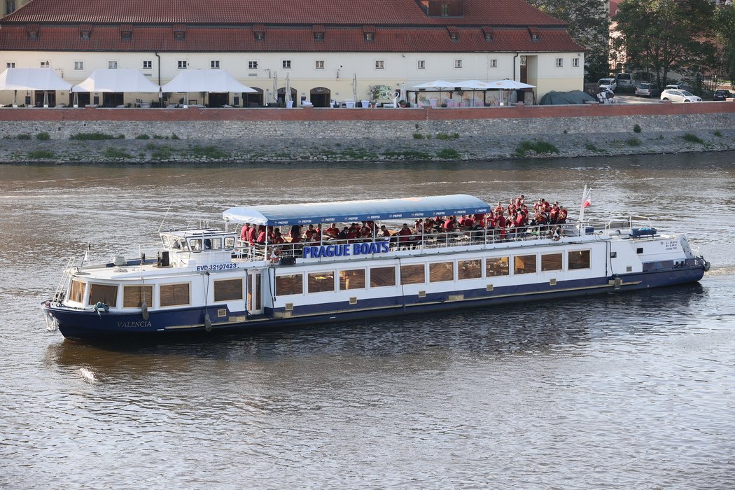 Sparťanské oslavy ligového titulu se přesunuly na vodu