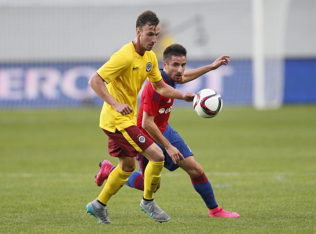 Matěj Hybš se snaží uhlídat hvězdného záložníka CSKA Tošiče