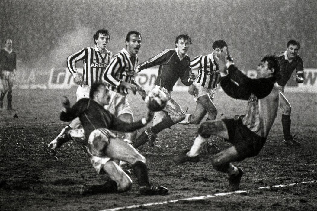 Momentka ze čtvrtfinále Poháru mistrů evropských zemí v sezoně 1984/85, kdy na Letnou zavítal Juventus