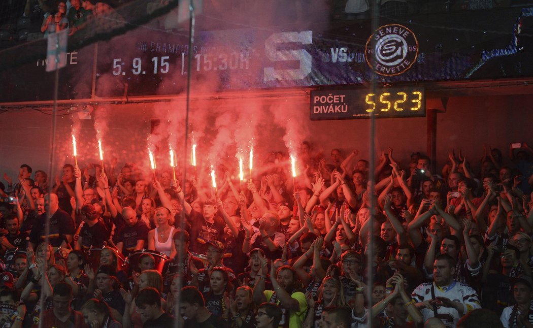 Fanoušci Sparty při loučení s Tipsport Arenou v Holešovicích neváhali použít pyrotechniku