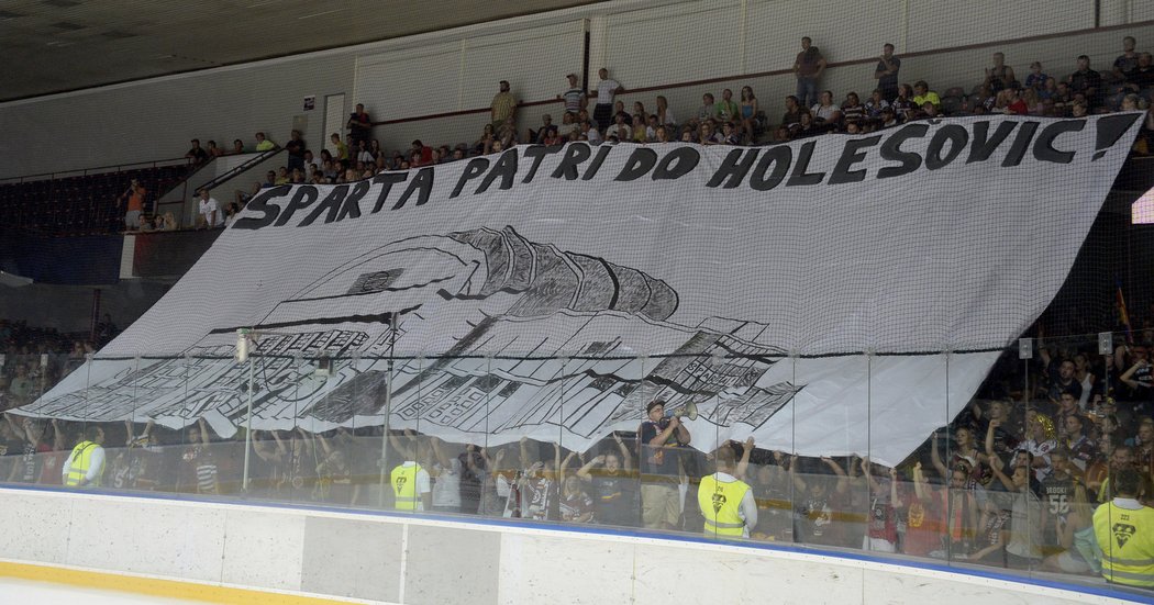 Fanoušci Sparty rozvinuli během zápasu se Slavií výmluvný transparent