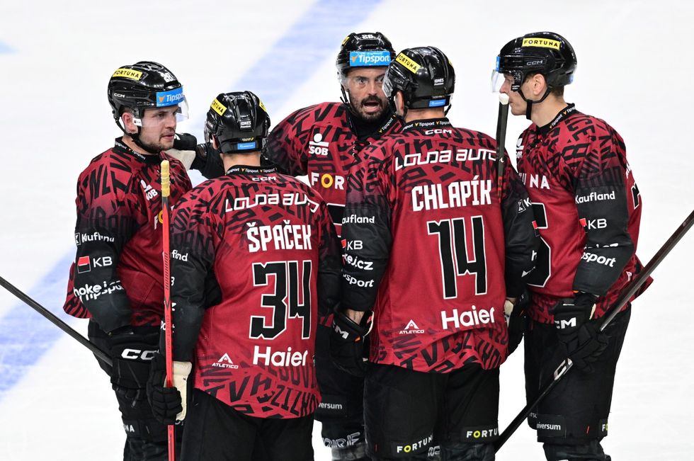 Sparta řeší únik milionů v klubu skrz hráčskou výstroj. Od týmu odešel kustod a účetní Sparta řeší únik milionů v klubu skrz hráčskou výstroj. Od týmu odešel kustod a účetní
