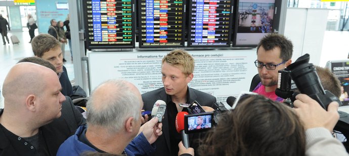 Ladislav Krejčí poskytuje rozhovor novinářům těsně před odletem do Lyonu.