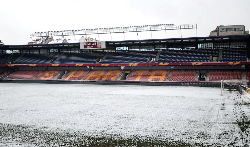 Stadion na Letné pokryl během úterý sníh. Klub ale informoval, že pro zápas s Chelsea bude připraven v perfektním stavu.