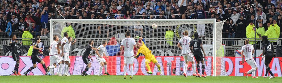 Moment před prvním gólem Lyonu, o který se hlavou postaral Gomis. Pomohla mu však také teč Kadeřábka.