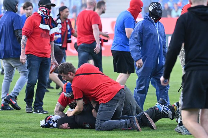 Českou kopanou otřásla skandální řež po finále poháru Plzeň - Sparta: Galerie bezmozků! Českou kopanou otřásla skandální řež po finále poháru Plzeň - Sparta: Galerie bezmozků!