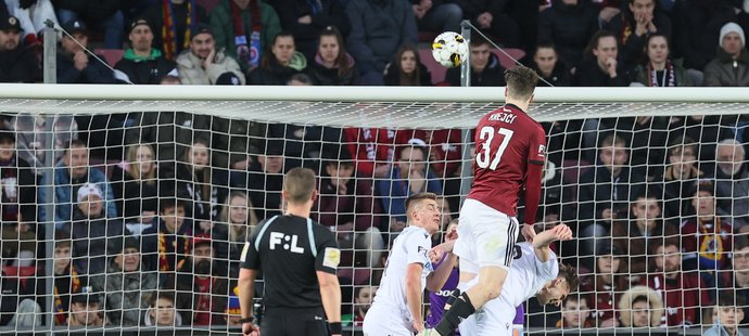 38 minuta Sparťan Krejčí dal gól hlavou, jenže do vzduchu se odrazil od zad protihráče – gól po konzultaci s VAR neplatí.