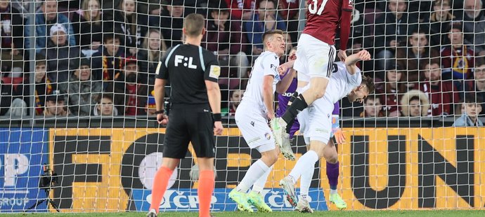 38 minuta Sparťan Krejčí dal gól hlavou, jenže do vzduchu se odrazil od zad protihráče – gól po konzultaci s VAR neplatí.