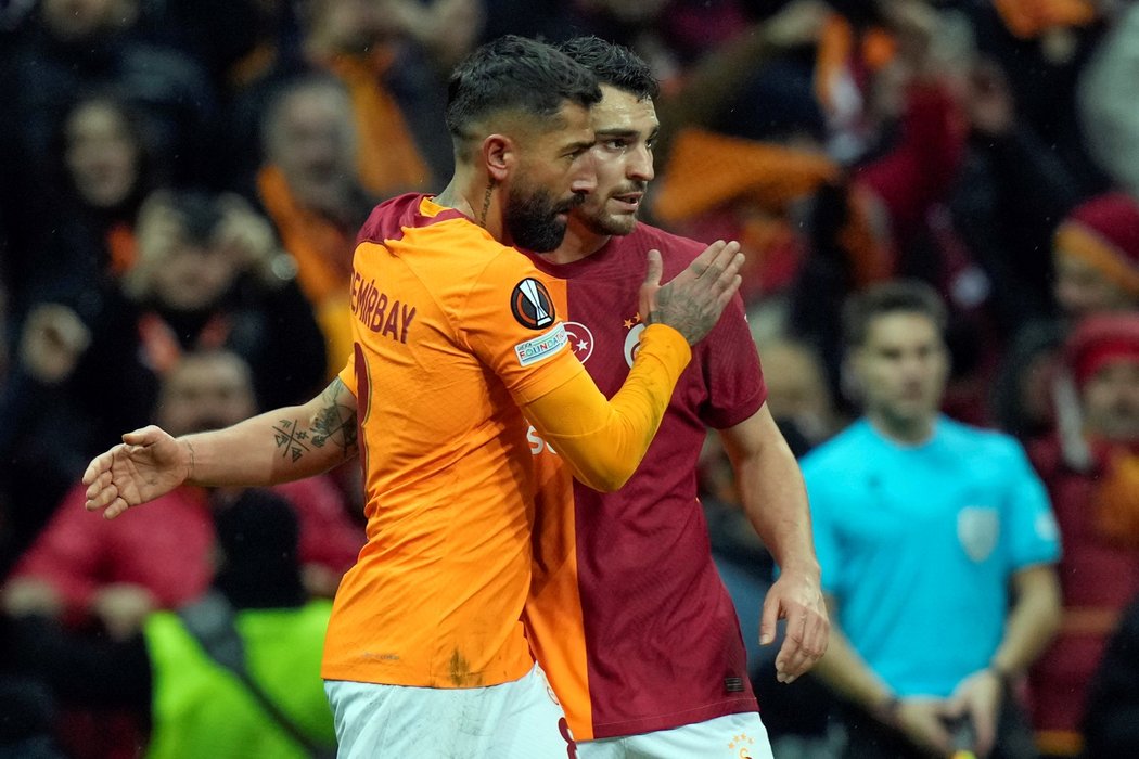 Hráči Galatasaraye slaví vstřelenou branku do sítě Sparty