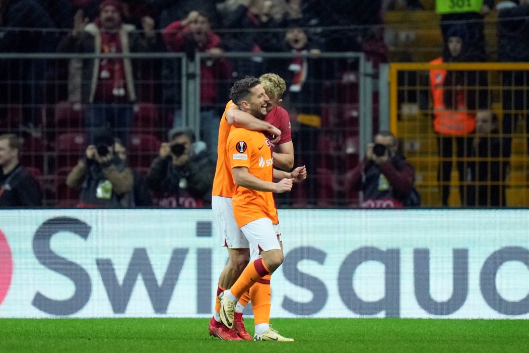 Hráči Galatasaraye slaví vstřelenou branku do sítě Sparty