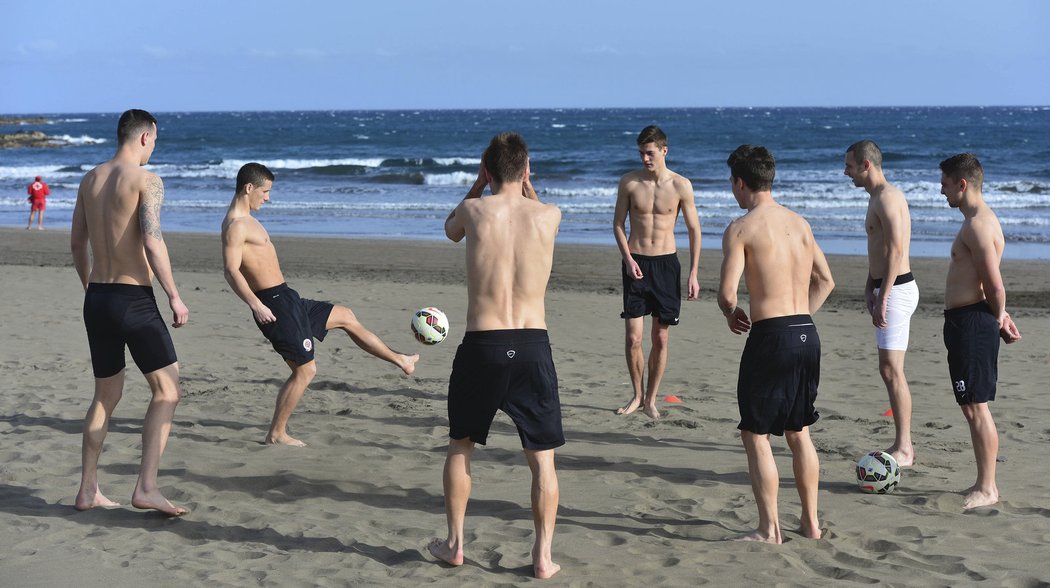 Herolind Shala si společně s ostatními hráči Sparty zahrál fotbal i na pláži