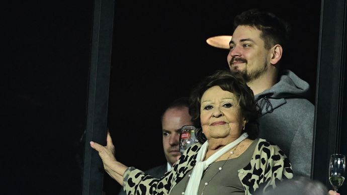 Jiřína Bohdalová s vnukem Vojtou na derby.