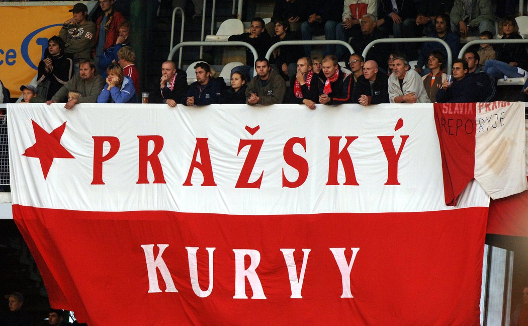 Transparent fanoušků Slavie. 2.10.2006, Slavia - Sparta 0:0. Diváků: 14373.