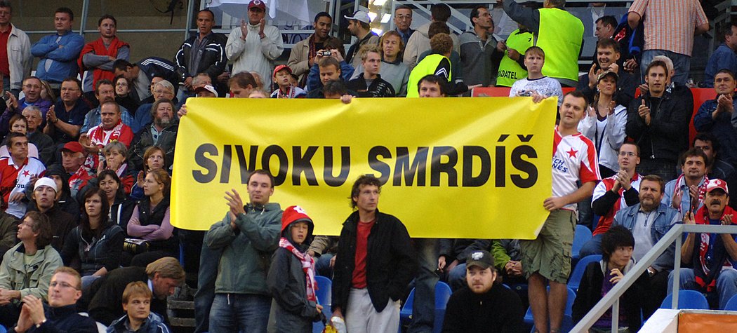 Odpověď fanoušků Slavie na provokující fotku sparťana Tomáše Sivoka. 2.10.2006, Slavia - Sparta 0:0. Diváků: 14373.
