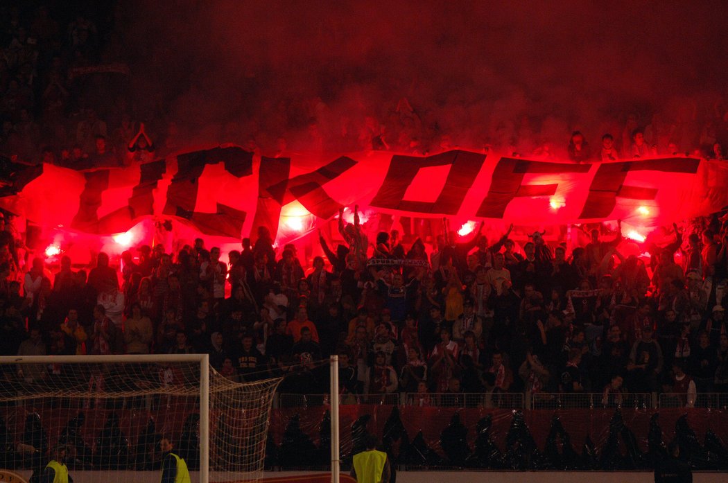 Fanoušci Slavie a jejich jasný vzkaz: F*CK OFF. 2.10.2006, Slavia - Sparta 0:0. Diváků: 14373.