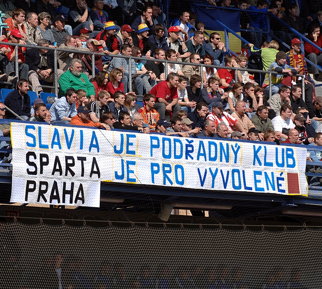 Nápisy sparťanských fanoušků. 08.04.2006, Sparta - Slavia 2:1 (31. Pospěch, 86. Slepička - 88. Vlček), diváků: 20318