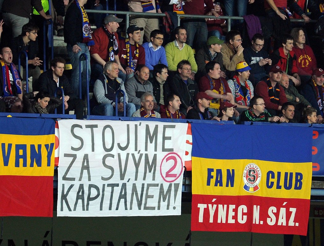 Fanoušci Sparty a jejich podpora Tomáši Řepkovi. 12.04.2010, Sparta - Slavia 1:0 (39. Sionko), diváků: 18639