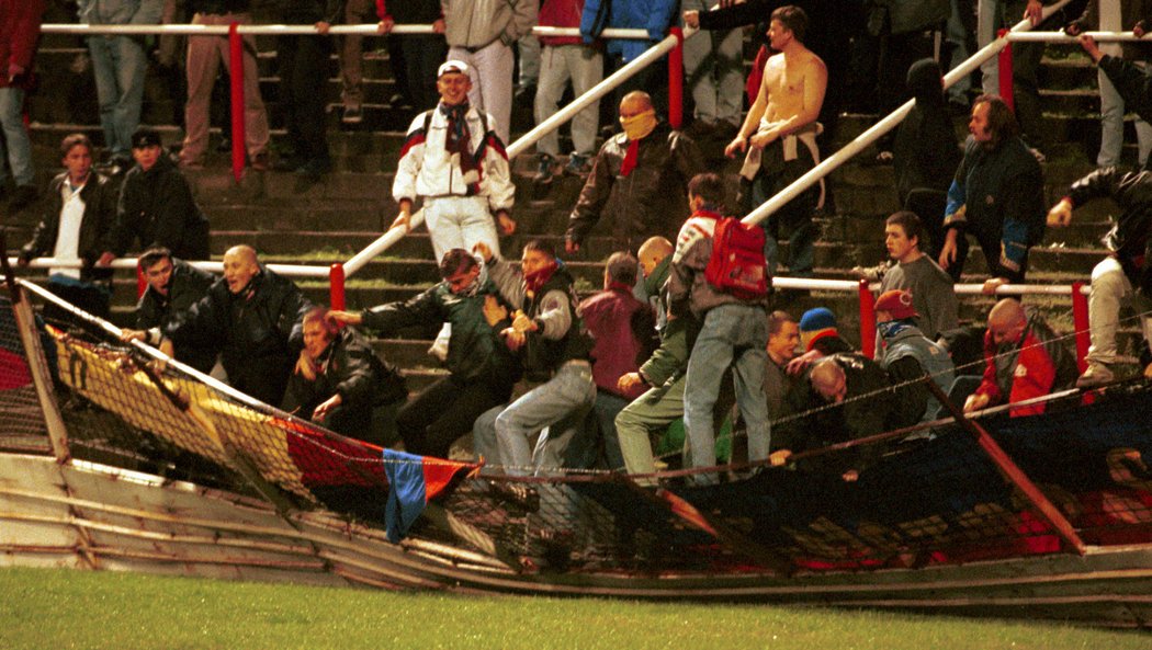 Řádění fanoušků. 08.11.1999, Slavia - Sparta 2:1 (16. Horváth, 86. Vágner - 64. Novotný), diváků: 13532