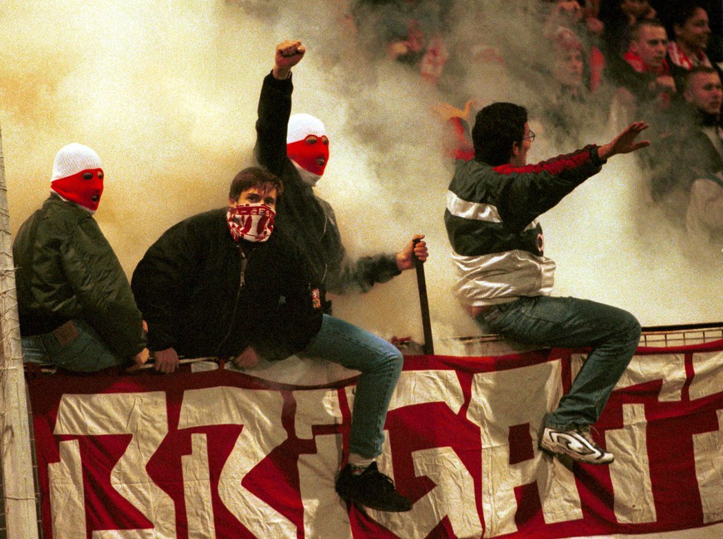 Fanoušci Slavie. 08.11.1999, Slavia - Sparta 2:1 (16. Horváth, 86. Vágner - 64. Novotný), diváků: 13532