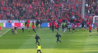 Černá tečka za derby! Rowdies Sparty vpadli na hřiště, hnali se k lavičce