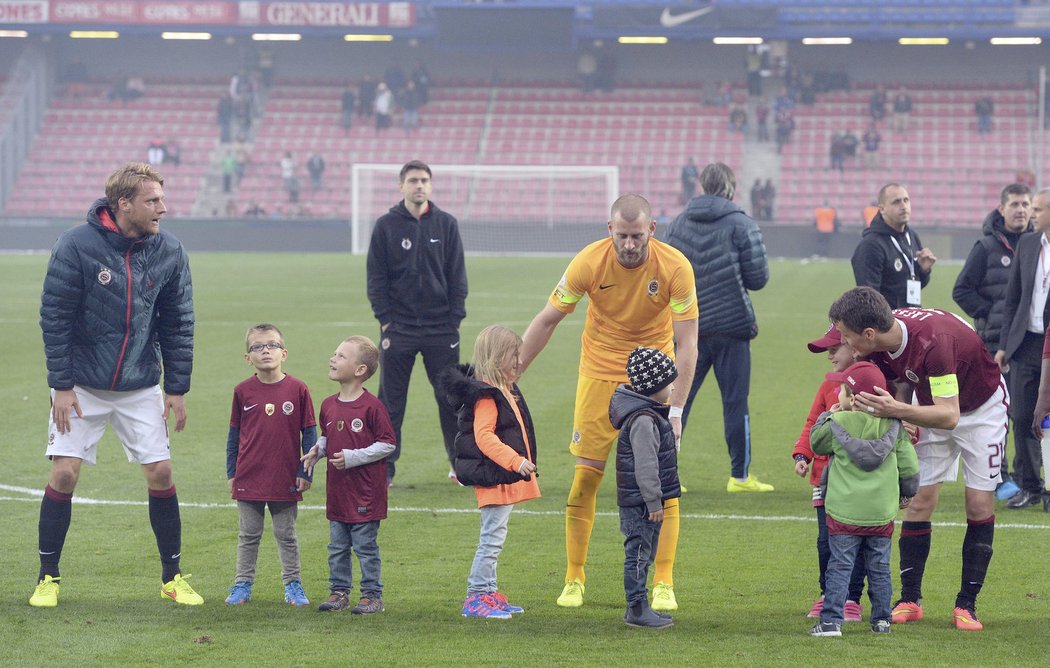Slavící sparťané se svými dětmi po vítězném zápase se Slovanem Liberec (1:0).