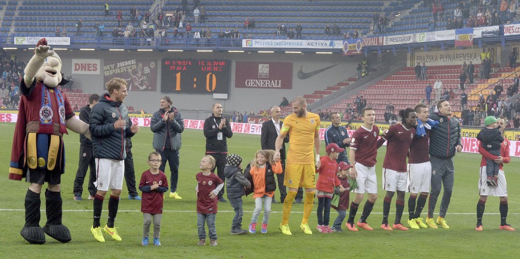 Slavící sparťané se svými dětmi po vítězném zápase se Slovanem Liberec (1:0).