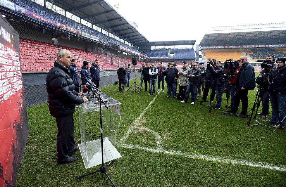 Tisková konference Sparty se před utkáním s Viktorií Plzeň konala netradičně přímo na hřišti.