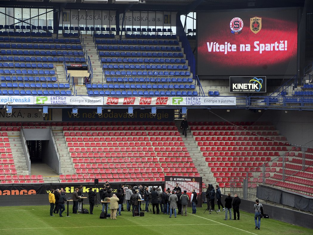 Tisková konference Sparty se před utkáním s Viktorií Plzeň konala netradičně přímo na hřišti.