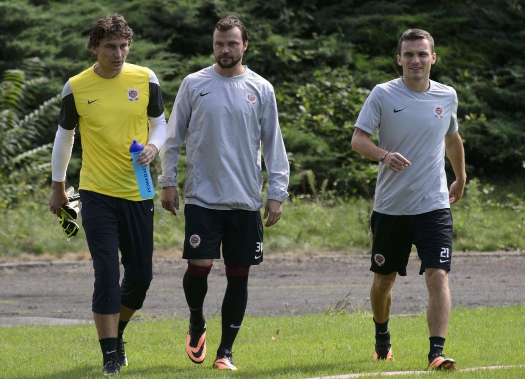 Brankář Marek Čech, Tomáš Ujfaluši a David Lafata.