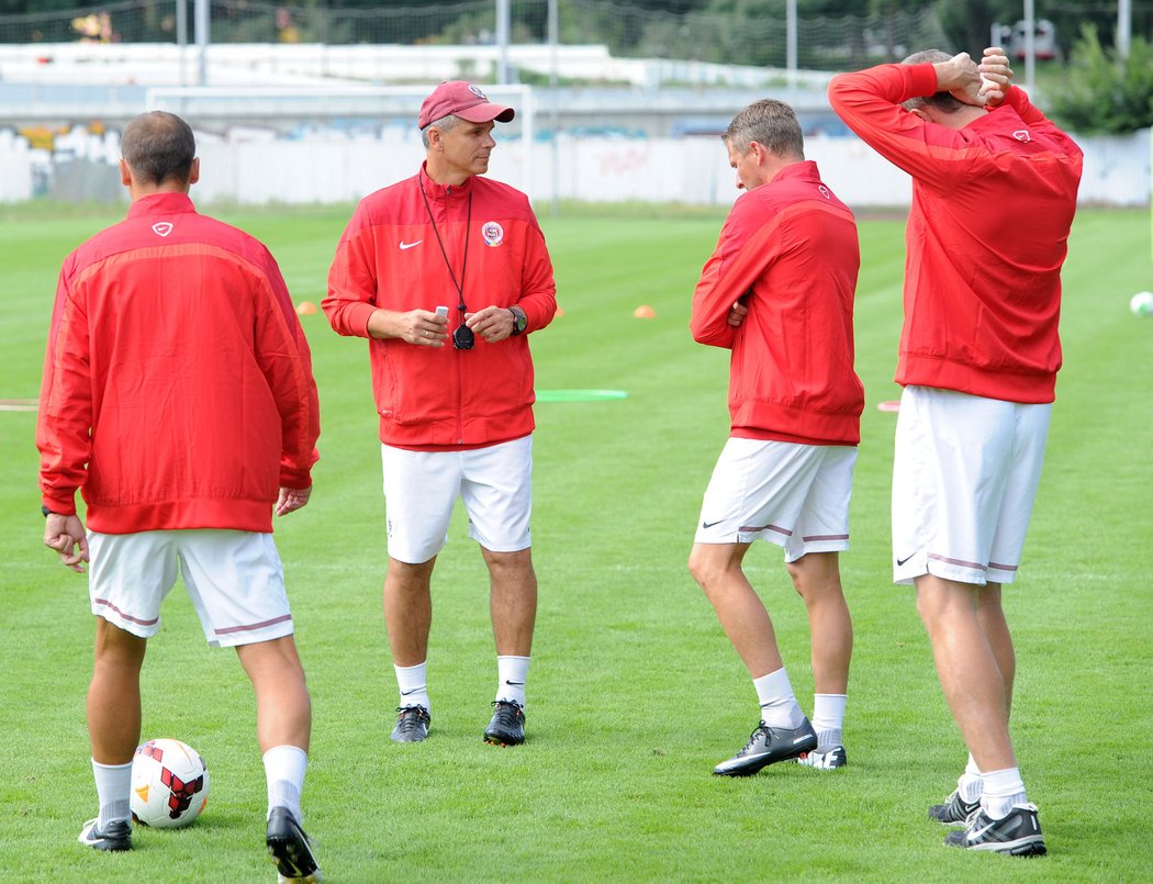 Trenéru Sparty Vítězslavu Lavičkovi a jeho asistentům vypomohl vést trénink i kouč rezervy Martin Hašek.
