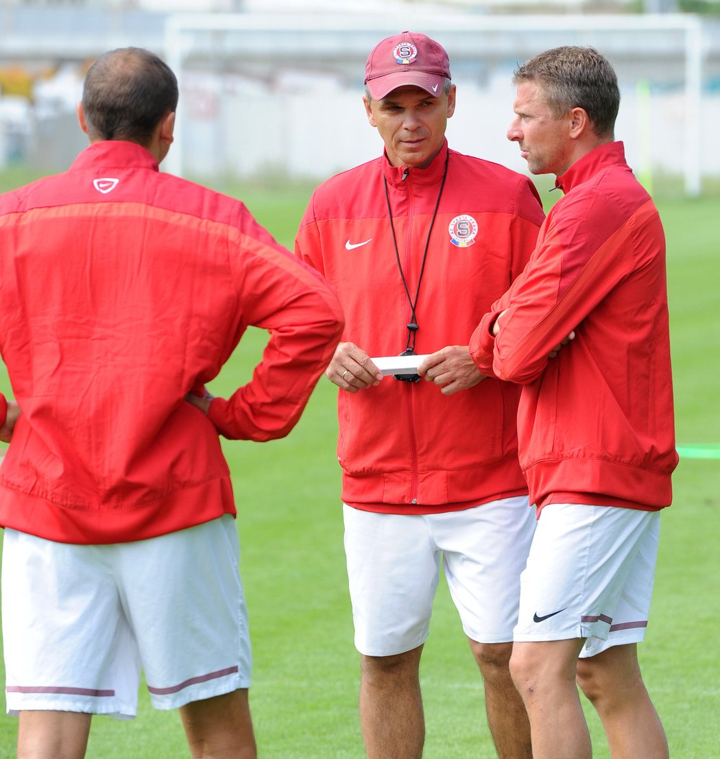 Trenéru Sparty Vítězslavu Lavičkovi a jeho asistentům vypomohl vést trénink i kouč rezervy Martin Hašek.