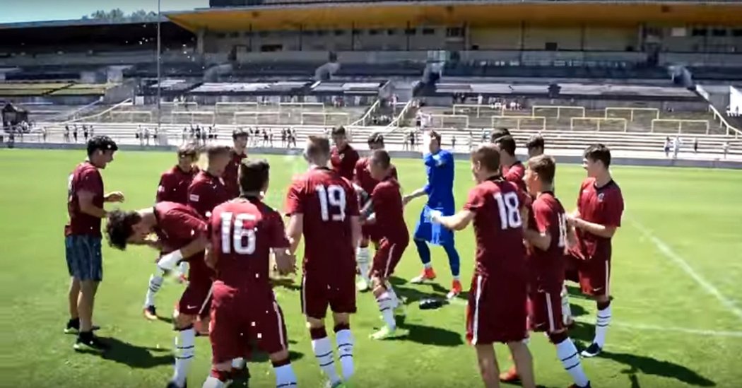 Fotbalisté Sparty U16 slaví titul