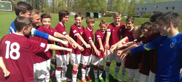 Malí sparťané oslavili se soupeřem z Hradce Mezinárodní den fotbalu a přátelství