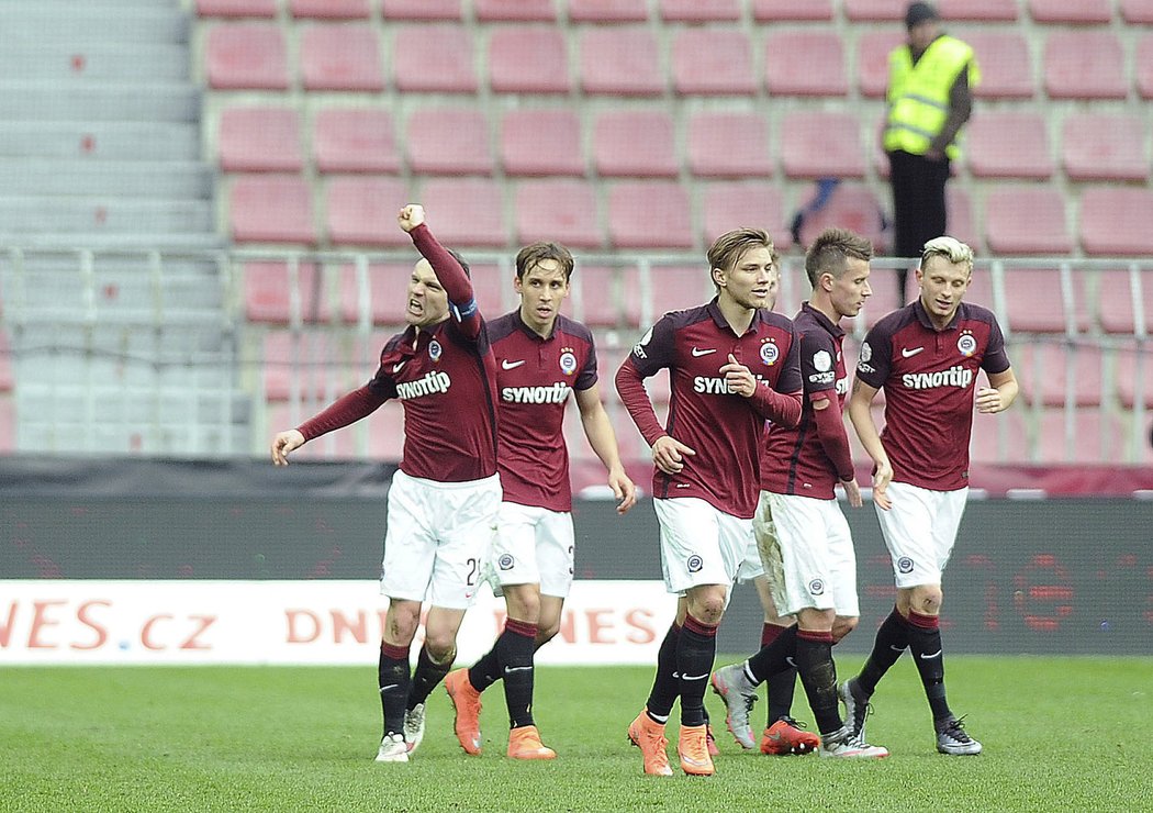 Fotbalisté Sparty slaví gól do sítě Jablonce