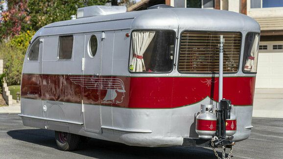 Tento americký karavan byl ve své době jedním z těch nejluxusnějších. Dnes stojí pakatel