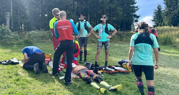Při náročném závodu Spartan Race u Ještědu zkolaboval závodník, museli jej oživovat.