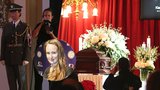 Pohřeb Karla Gotta: Špátová, která vypekla jeho dceru, přímo vedle rakve