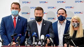 Zleva předseda poslaneckého klubu a místopředseda hnutí SPD Radim Fiala, předseda hnutí Tomio Okamura a poslanci Jan Hrnčíř a Lucie Šafránková vystoupili na tiskové konferenci poslaneckého klubu hnutí (20. 10. 2020).