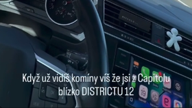 Video z účtu Okamurovy mluvčí:176 km/h na dálnici a mobil v ruce!