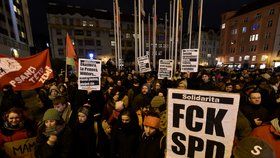 Proti setkání představitelů evropských protiimigračních stran v pátek v Praze poklidně protestuje několik desítek lidí.