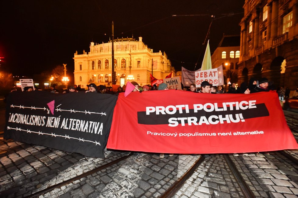 Proti setkání představitelů evropských protiimigračních stran v pátek v Praze poklidně protestuje několik desítek lidí.