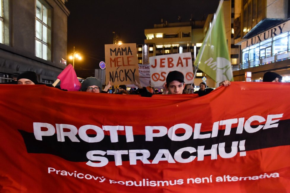 Proti setkání představitelů evropských protiimigračních stran v pátek v Praze poklidně protestuje několik desítek lidí.