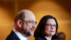 Končící předseda německých sociálních demokratů Martin Schulz a Andrea Nahlesová