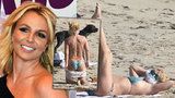 Šikovná Britney Spearsová: Svůdné svlékání na pláži! Roušku ale nesundala
