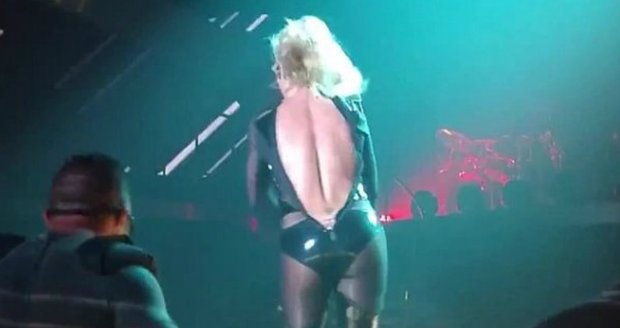 Britney Spears praskl kostým.