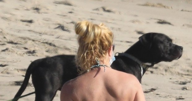 Britney Spears na pláži s rouškou